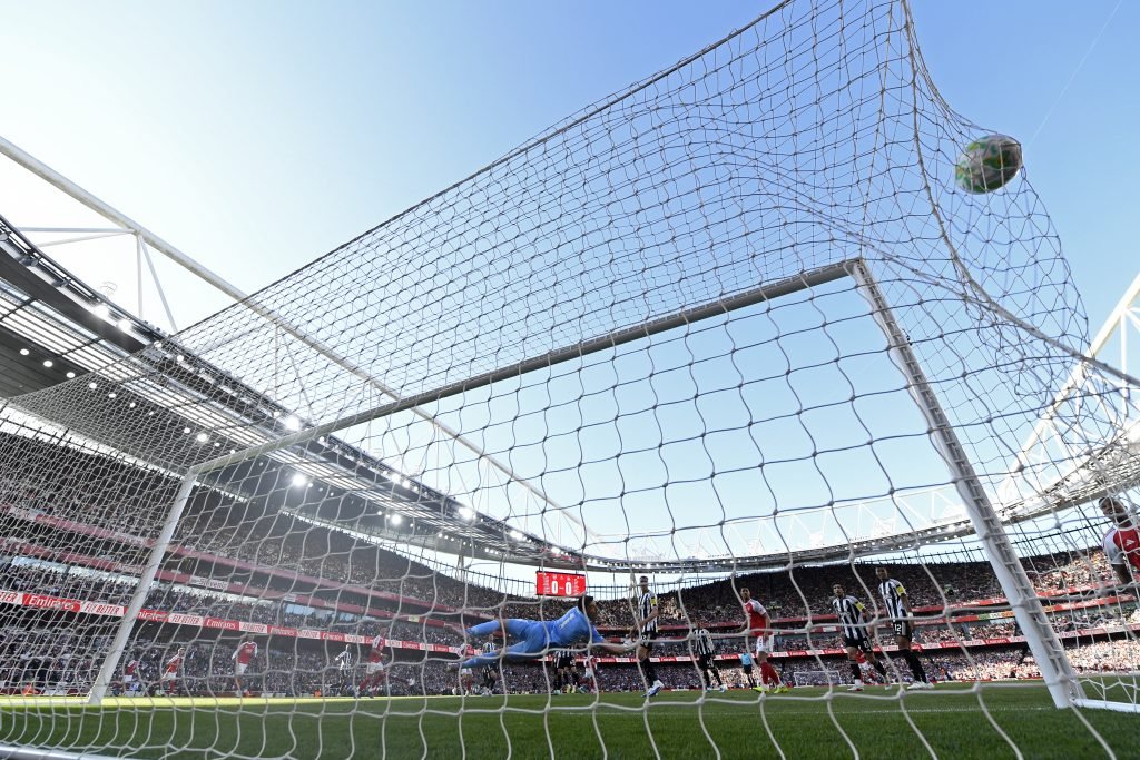 Arsenal beat Newcastle United to reclaim Premier League top spot