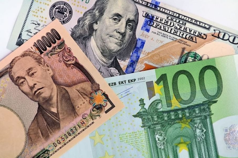 Dollar struggles for traction against major peers